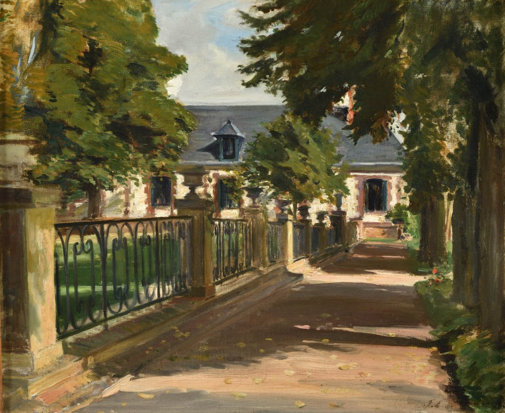 Vue d’une longère au fond d’une allée arborée, aux alentours d’Offranville